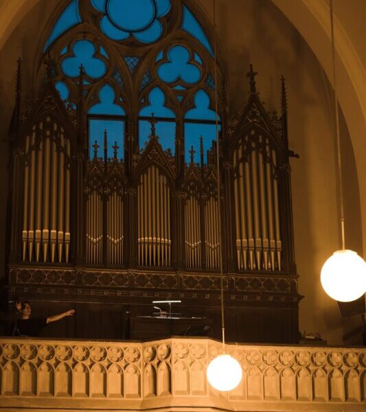 Za varhanami Martin Jakubíček v mysteriích Daria Fo Vraždění neviňátek a Marie pod křížem. Divadlo poq v Červeném kostele.