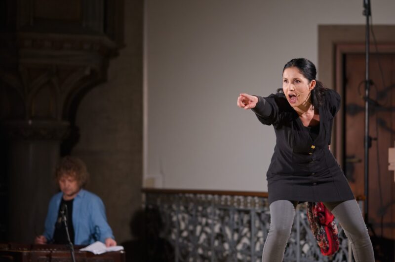 Eva Ventrubová (v mnoha rolích divadla jednoho herce) a cimbalista Dalibor Štrunc v mysteriích Daria Fo Vraždění neviňátek a Marie pod křížem. Divadlo poq v Červeném kostele.