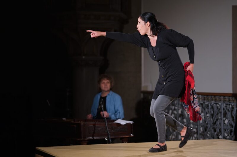 Eva Ventrubová (v mnoha rolích divadla jednoho herce) a cimbalista Dalibor Štrunc v mysteriích Daria Fo Vraždění neviňátek a Marie pod křížem. Divadlo poq v Červeném kostele.