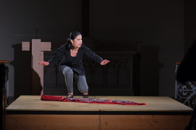 Eva Ventrubová (v mnoha rolích divadla jednoho herce) v mysteriích Daria Fo Vraždění neviňátek a Marie pod křížem. Divadlo poq v Červeném kostele.