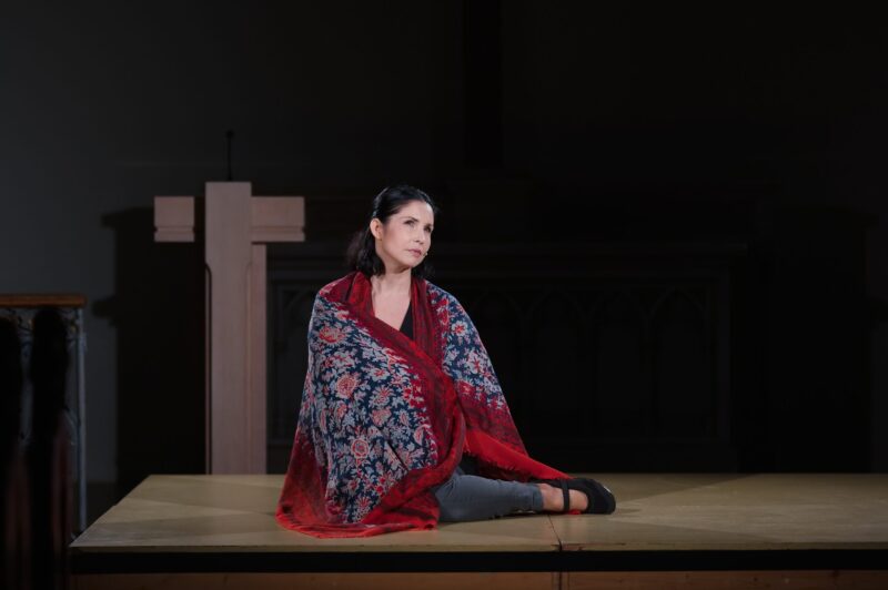 Eva Ventrubová (v mnoha rolích divadla jednoho herce) v mysteriích Daria Fo Vraždění neviňátek a Marie pod křížem. Divadlo poq v Červeném kostele.