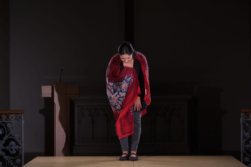 Eva Ventrubová (v mnoha rolích divadla jednoho herce) v mysteriích Daria Fo Vraždění neviňátek a Marie pod křížem. Divadlo poq v Červeném kostele.