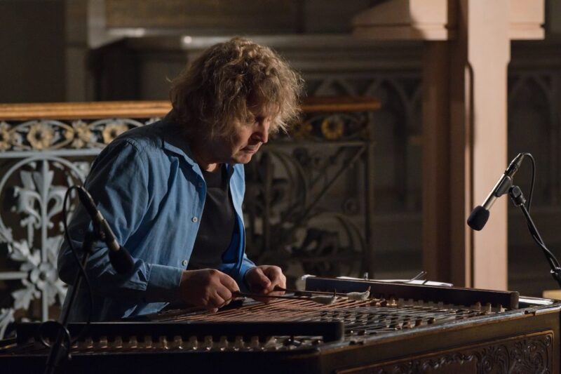 Cimbalista Dalibor Štrunc v mysteriích Daria Fo Vraždění neviňátek a Marie pod křížem. Divadlo poq v Červeném kostele.