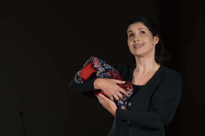 Eva Ventrubová (v mnoha rolích divadla jednoho herce) v mysteriích Daria Fo Vraždění neviňátek a Marie pod křížem. Divadlo poq v Červeném kostele.